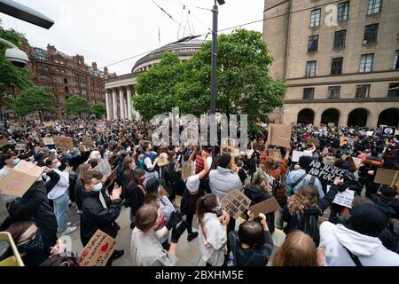 Manchester, Großbritannien. Juni 2020. Mitglieder der Öffentlichkeit werden bei einem Black Lives Matter Protest in Manchester, Großbritannien, gesehen. Kredit: Jon Super/Alamy Live News. Stockfoto