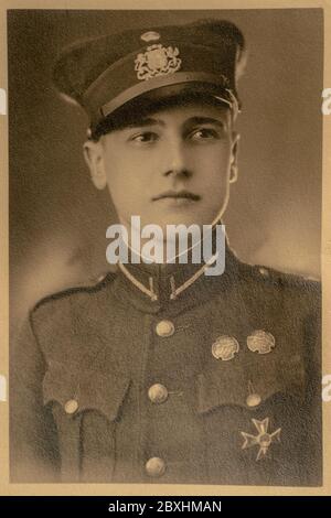 Lettland - 1930er Jahre: Ein antikes Foto zeigt den lettischen Offizier, der vor der Kamera posiert Stockfoto