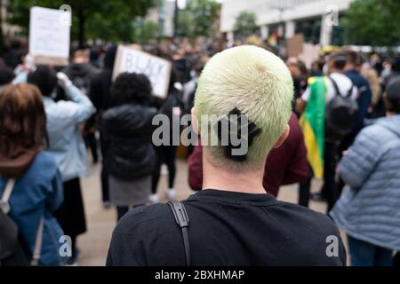 Manchester, Großbritannien. Juni 2020. Mitglieder der Öffentlichkeit werden bei einem Black Lives Matter Protest in Manchester, Großbritannien, gesehen. Kredit: Jon Super/Alamy Live News. Stockfoto