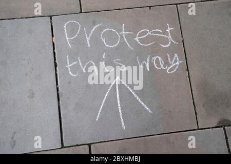 Manchester, Großbritannien. Juni 2020. Mitglieder der Öffentlichkeit werden bei einem Black Lives Matter Protest in Manchester, Großbritannien, gesehen. Kredit: Jon Super/Alamy Live News. Stockfoto