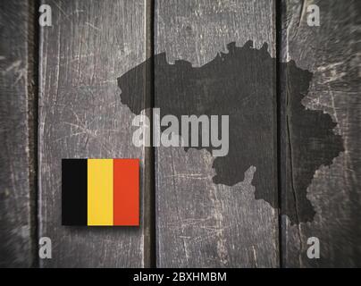 Karte und Flagge Belgiens auf Holzhintergrund, 3D-Illustration Stockfoto