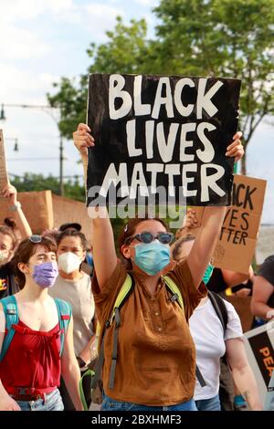 New York, NY, 6. Juni 2020. Eine Frau hält ein Schild, "Black Lives Matter" bei einem Black Lives Matter-marsch durch Manhattan, der in einer Reihe von amerikanischen Polizeimorden Gerechtigkeit fordert: George Floyd, Breonna Taylor und zahllosen anderen. Tausende von Menschen nahmen an dem protestmarsch aus Brooklyn Teil, der Manhattan weit hinter einer Ausgangssperre kreuzweise, die Anfang der Woche herausgegeben wurde, um organisierte Einbrüche und Plünderungen einzudämmen. Juni 2020 Stockfoto