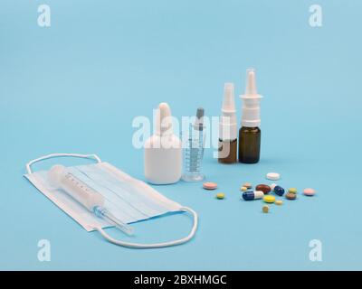Medikamente zur Behandlung von Atemwegserkrankungen auf blauem Hintergrund. Stockfoto