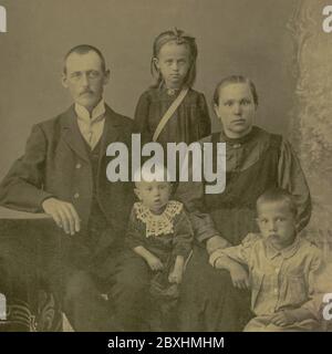 Russland - UM 1910: Ein Familienstudio, das von einem Ehepaar mit drei Kindern im Studio gedreht wurde. Foto der Vintage Carte de Viste Edwardian Ära Stockfoto