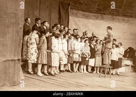 Lettland - UM den 17. juni 1928: Ein Amateurchor bereitet sich auf den lettischen Liedwettbewerb vor Stockfoto