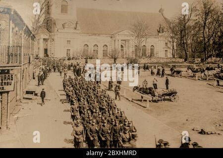 Lettland - UM 1930: Parade der lettischen nationalen Streitkräfte in Aluksne zur Einberufung der Konstituierenden Versammlung der Republik Lettland Stockfoto