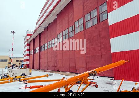 Hangar für Flugzeugwartung am Flughafen, Winter verschneite Landschaft Stockfoto