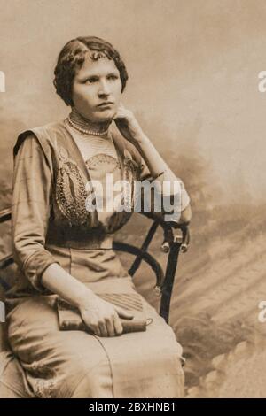 Deutschland - UM 1910: Junge Frauen sitzen auf einer Bank im Studio. Portrait Vintage Carte de Viste Foto aus der Edwardianischen Ära Stockfoto