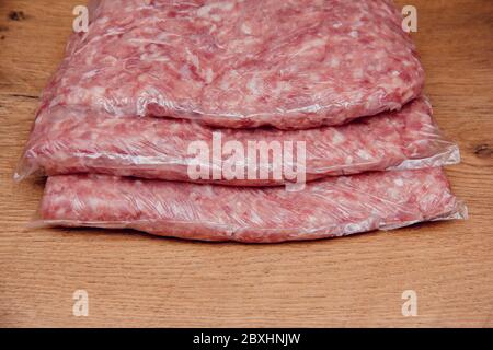 Abgepacktes Schweinefleisch. Hausgemachte Fleisch Halbfertigprodukte. Schweinehackfleisch. Halbzeuge in einem Aufbewahrungsbeutel für Kühlschränke Stockfoto