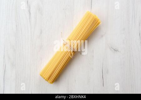 Blick von oben auf rohe Spaghetti auf Holztisch Stockfoto