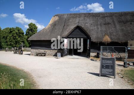 Die Alexander Keiller Museum Barn Gallery in Avebury Wiltshire am prähistorischen Denkmal beherbergt wertvolle Artefakte aus dem Steinkreis Stockfoto