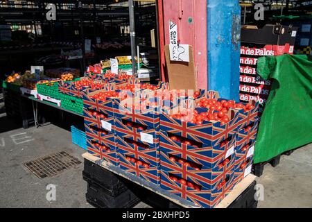 Kisten voller roter Tomaten in einem offenen Marktstand in Huddersfield, West Yorkshire U.K Stockfoto