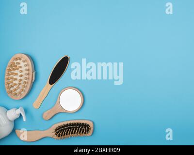 Zubehör zum Schwimmen auf blauem Hintergrund. Stockfoto