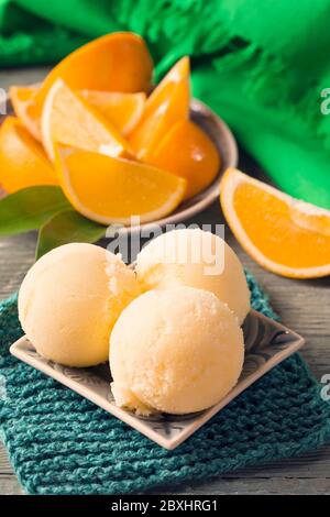 Hausgemachtes Orangensorbet in einer Schüssel Stockfoto