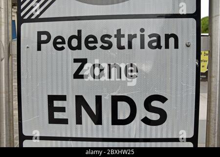 Straßenschild mit Text Fußgängerzone endet, schwarz und weiß. Aufgenommen in Edinburgh, Schottland, Großbritannien. Stockfoto