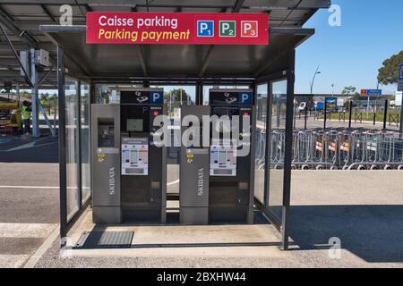 Parkscheinschalter. Parken am Flughafen für längere Aufenthalte Stockfoto