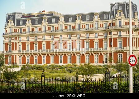 Wunderschönes Gebäude im alten französischen Stil. Biarritz Frankreich. Hochwertige Fotos Stockfoto