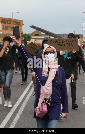 Ein Protestler marschiert auf der Vauxhall Bridge in Richtung Whitehall während der Demonstration.der Tod von George Floyd, während in der Obhut der Minneapolis-Polizei hat Proteste in den Vereinigten Staaten ausgelöst, sowie Demonstrationen der Solidarität auf der ganzen Welt. Stockfoto