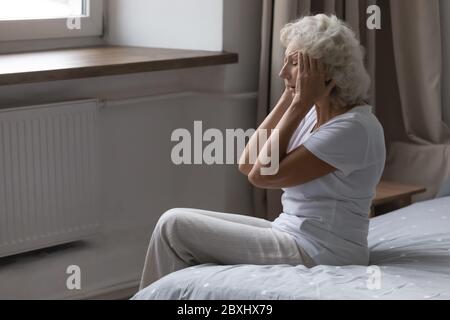 Ältere Frau fühlen sich ungesund leiden an Migräne Stockfoto