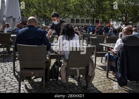 Deutsche Restaurants dürfen nach der Sperrung des Coronavirus mit strengen Pandemiemaßnahmen in Braunschweig Nordmitteldeutschland eröffnen. Stockfoto