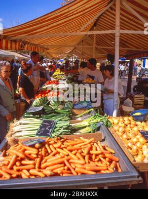 Gemüsestall in Cours Saleya Markt, Altstadt (Vieux Nice), Nizza, Côte d'Azur, Alpes-Maritimes, Provence-Alpes-Côte d'Azur, Frankreich Stockfoto