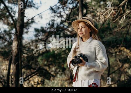 Asiatische Frau Fotograf genießt das Fotografieren mit der Pinienwald Natur. Stockfoto