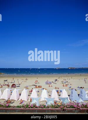 Vintage-Strandwechselzelte auf Plage de l’Écluse, Dinard, Ille-et-Vilaine, Bretagne, Frankreich Stockfoto