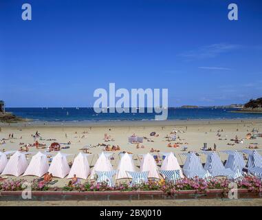 Vintage-Strandwechselzelte auf Plage de l’Écluse, Dinard, Ille-et-Vilaine, Bretagne, Frankreich Stockfoto