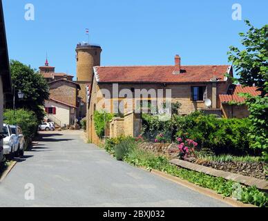 Frankreich, Rhone, Val d'Oignt, Dorf von Oignt, restauriert, XII c., Bergfried, Kunstläden, Handwerksläden, Zementtiere, Hügel, Stockfoto