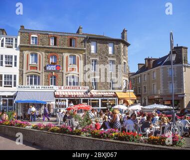 Restaurant und Café im Freien, Place de la République, Dinard, Ille-et-Vilaine, Bretagne, Frankreich Stockfoto
