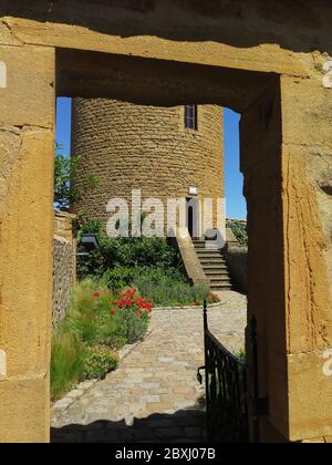 Frankreich, Rhone, Val d'Oignt, Dorf von Oignt, restauriert, XII c., Bergfried, Kunstläden, Handwerksläden, Zementtiere, Hügel, Stockfoto