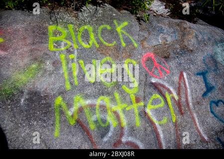 Black Lives Materiespray auf einem Felsen gemalt. Stockfoto