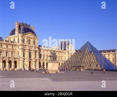 Louvre Museum (Louvre Museum) und Leoh Ming Pyramide, Place du Carrousel, Paris, Île-de-France, Frankreich Stockfoto