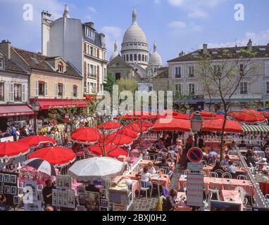 Künstlerstände und Restaurants in Place du Tertre, Montmartre, Paris, Île-de-France, Frankreich Stockfoto