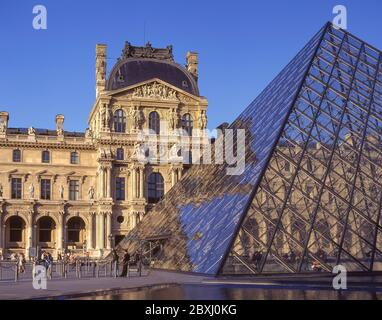 Louvre Museum (Louvre Museum) und Leoh Ming Pyramide, Place du Carrousel, Paris, Île-de-France, Frankreich Stockfoto