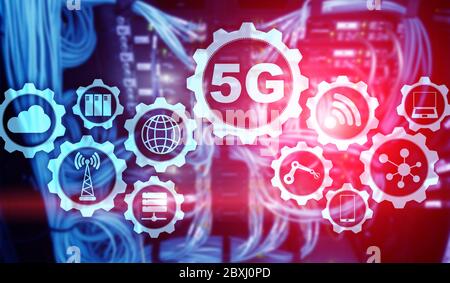 5G Progect auf abstrakten Serverraum Hintergrund. Stockfoto