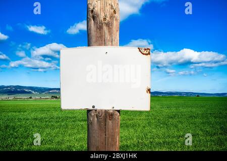 Nahaufnahme von ländlichen informativen Post leer vor landschaftlich schönen Feld mit Platz für Text Stockfoto