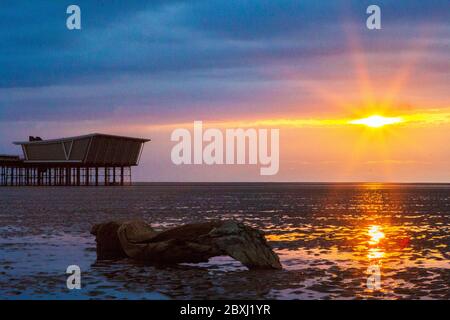 Southport, Merseyside, 7. Juni 2020. Nach einem Tag unruhigen Wetters, ein atemberaubender Sonnenuntergang bringt den Tag zu einem Ende über dem berühmten Pier, der sich in die Irische See am Southport Beach in Merseyside erstreckt. Quelle: Cernan Elias/Alamy Live News Stockfoto