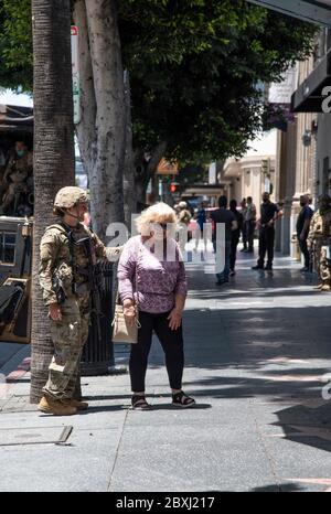 Hollywood, CA/USA - 3. Juni 2020: Ein Offizier der kalifornischen Nationalgarde stationiert in Hollywood und Vine befreundet sich mit einem Zivilbeamten an der Black Lives Matt Stockfoto