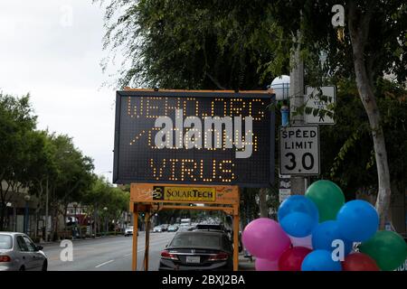 West Hollywood, CA/USA - 5. Juni 2020: Trotz der Proteste von Black Lives Matter auf den Straßen warnt ein Straßenschild immer noch vor Coronavirus Stockfoto