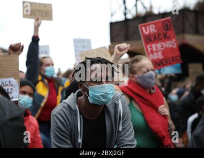 London, Großbritannien. Juni 2020. Britische Demonstranten weißer und schwarzer Ethnie protestieren gegen den Tod von George Floyd, als sie am Sonntag, den 07. Juni 2020, vor der amerikanischen Botschaft in London in Polizeigewahrsam waren. Die Proteste werden voraussichtlich bis in die nächste Woche dauern. Foto von Hugo Philpott/UPI Quelle: UPI/Alamy Live News Stockfoto