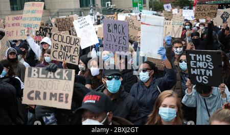 London, Großbritannien. Juni 2020. Britische Demonstranten weißer und schwarzer Ethnie protestieren gegen den Tod von George Floyd, als sie am Sonntag, den 07. Juni 2020, vor der amerikanischen Botschaft in London in Polizeigewahrsam waren. Die Proteste werden voraussichtlich bis in die nächste Woche dauern. Foto von Hugo Philpott/UPI Quelle: UPI/Alamy Live News Stockfoto