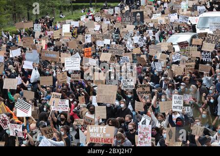 London, Großbritannien. Juni 2020. Britische Demonstranten weißer und schwarzer Ethnie protestieren gegen den Tod von George Floyd, als sie am Sonntag, den 07. Juni 2020, vor der amerikanischen Botschaft in London in Polizeigewahrsam waren. Die Proteste werden voraussichtlich bis in die nächste Woche dauern. Foto von Hugo Philpott/UPI Quelle: UPI/Alamy Live News Stockfoto