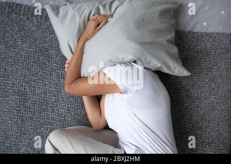 Draufsicht der unglücklichen reifen Frau im Bett leiden Stockfoto