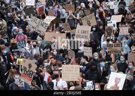 London, Großbritannien. Juni 2020. Britische Demonstranten weißer und schwarzer Ethnie protestieren gegen den Tod von George Floyd, als sie am Sonntag, den 07. Juni 2020, vor der amerikanischen Botschaft in London in Polizeigewahrsam waren. Die Proteste werden voraussichtlich bis in die nächste Woche dauern. Foto von Hugo Philpott/UPI Quelle: UPI/Alamy Live News Stockfoto