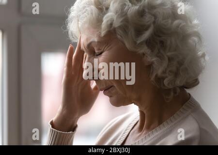 Unglückliche ältere Frau sehnt sich allein zu Hause Stockfoto