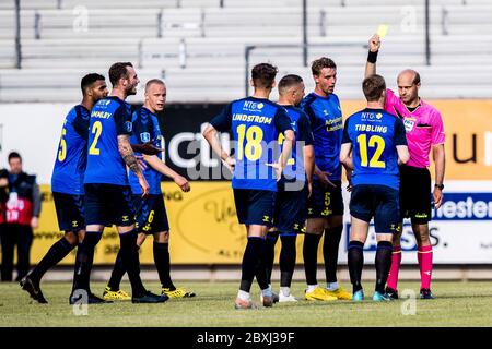 Horsens, Dänemark. Juni 2020. Simon Tibbling (12) von Broendby IF erhält während des 3F Superliga-Spiels zwischen AC Horsens und Broendby IF in der Casa Arena in Horsens eine gelbe Karte. (Foto: Gonzales Photo/Alamy Live News Stockfoto