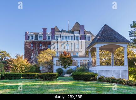 Am 20. Mai 1886 eröffnete das grandiose Crescent Hotel in Eureka Springs, Arkansas. Es wird auch als verfolgt bekannt. Stockfoto