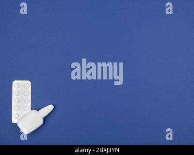 Pillen in Blisterpackungen und Nasenspray auf blauem Hintergrund. Stockfoto