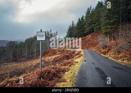 Passing Place Schild auf der einspurigen Straße in Glen Lyon, Schottland. Stockfoto